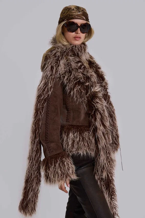 Abrigo Leonie con ribete de imitación de piel de Mongolia en marrón