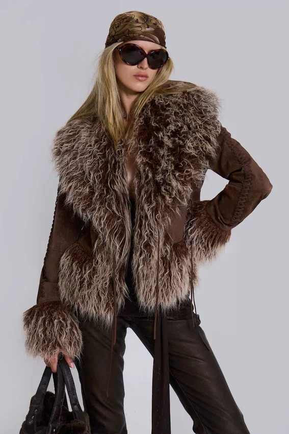 Abrigo Leonie con ribete de imitación de piel de Mongolia en marrón