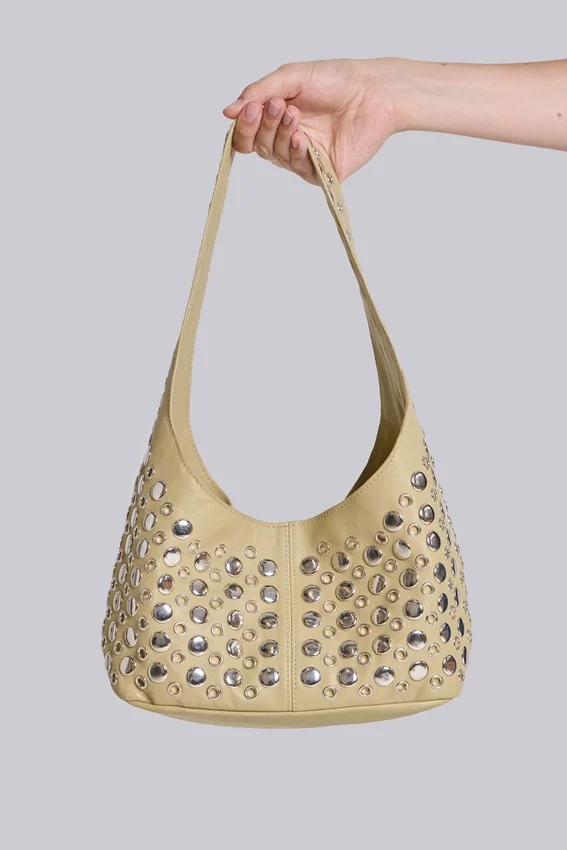 Bolso de cuero con tachuelas «Osmium» en color crema