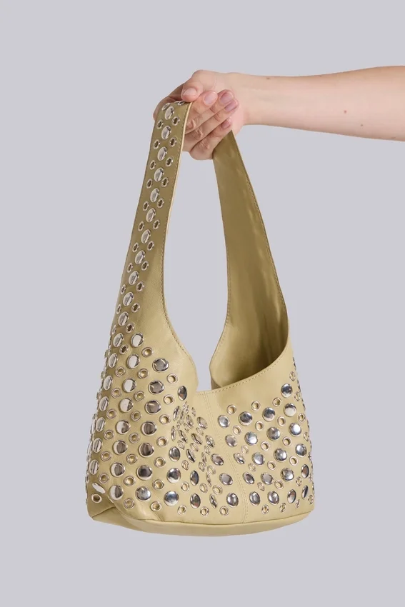 Bolso de cuero con tachuelas «Osmium» en color crema