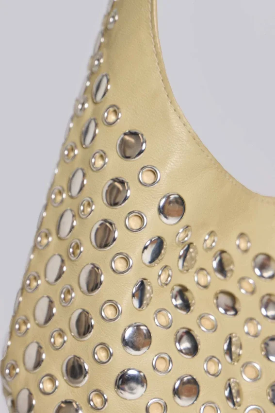 Bolso de cuero con tachuelas «Osmium» en color crema