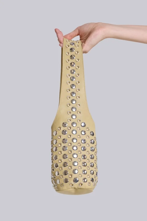 Bolso de cuero con tachuelas «Osmium» en color crema