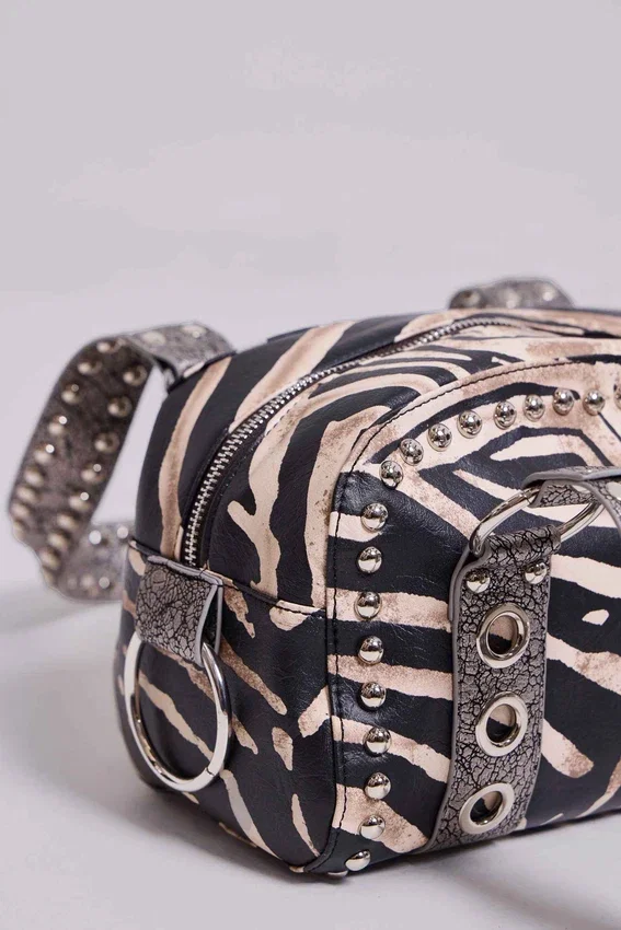 Bolso «Marza» de cuero sintético con tachuelas y estampado de cebra