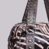 Bolso «Marza» de cuero sintético con tachuelas y estampado de cebra