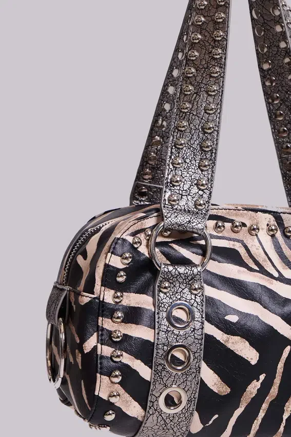 Bolso «Marza» de cuero sintético con tachuelas y estampado de cebra