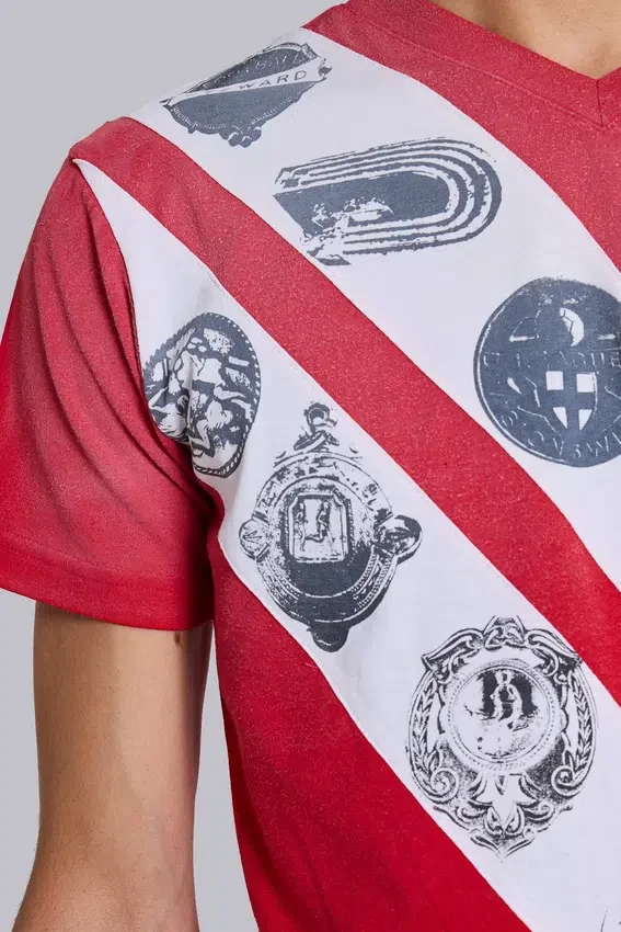 Camiseta con cuello en V «Crest»