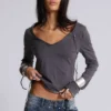 Camiseta con cuello en V y lentejuelas Fira