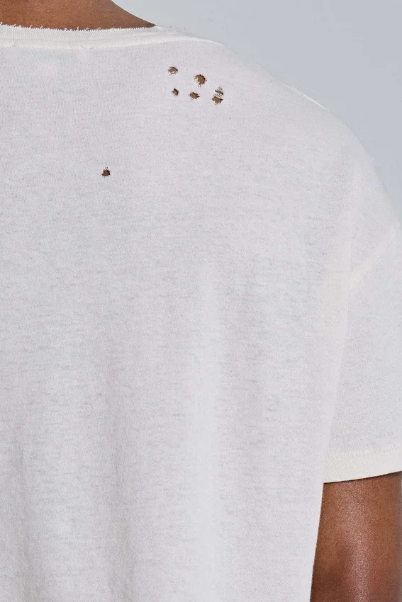 Camiseta corta blanca con estampado de polilla