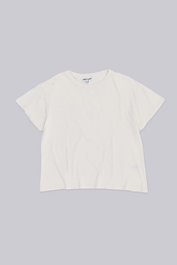 Camiseta corta blanca con estampado de polilla