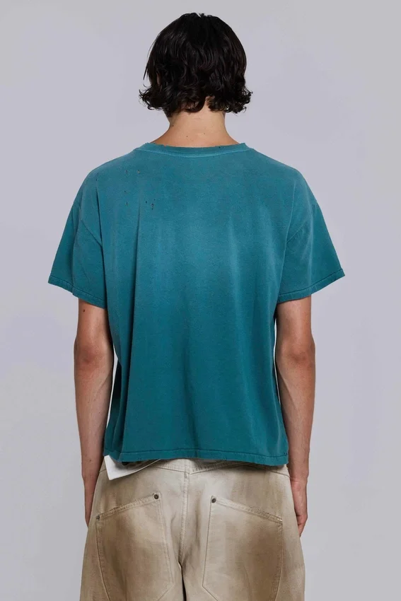 Camiseta corta con emblema
