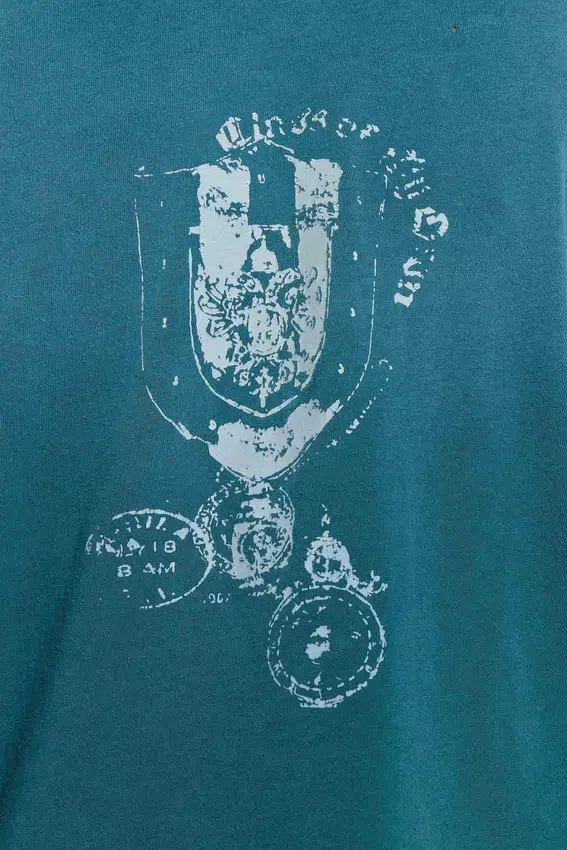 Camiseta corta con emblema