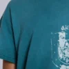 Camiseta corta con emblema