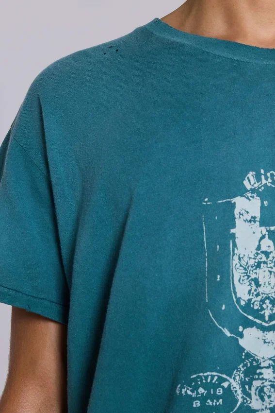 Camiseta corta con emblema