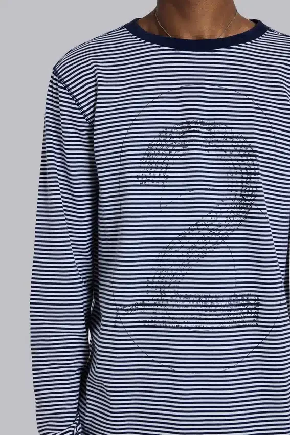 Camiseta de manga larga azul marino con 62 rayas
