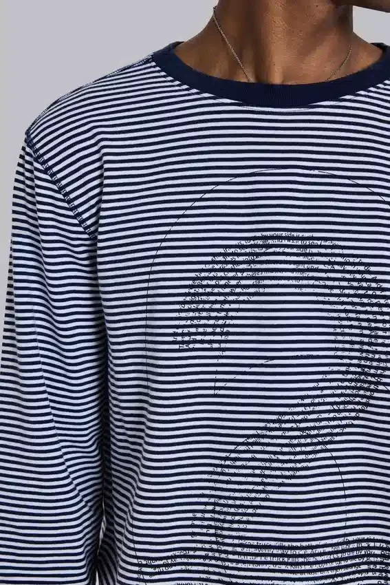 Camiseta de manga larga azul marino con 62 rayas