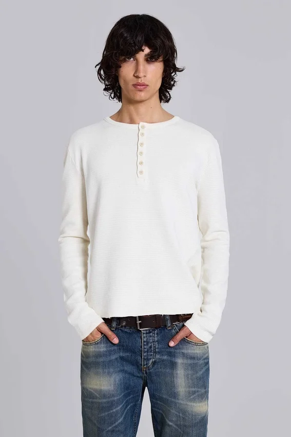 Camiseta Henley de tejido de gofre en color crudo