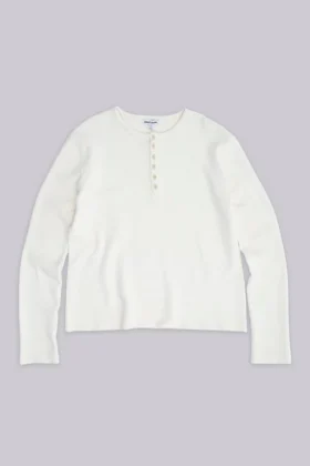 Camiseta Henley de tejido de gofre en color crudo