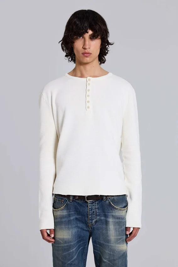 Camiseta Henley de tejido de gofre en color crudo