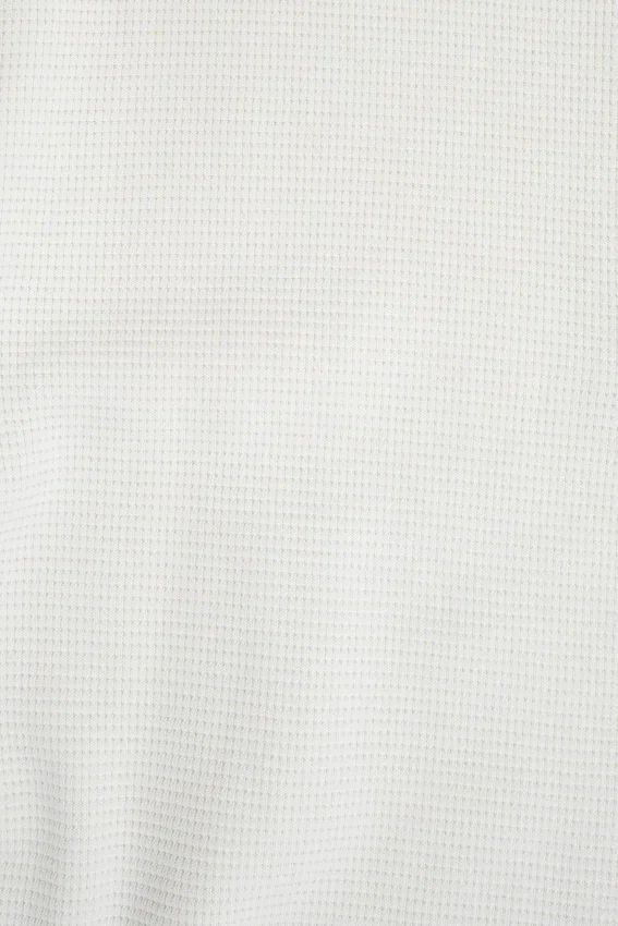 Camiseta Henley de tejido de gofre en color crudo