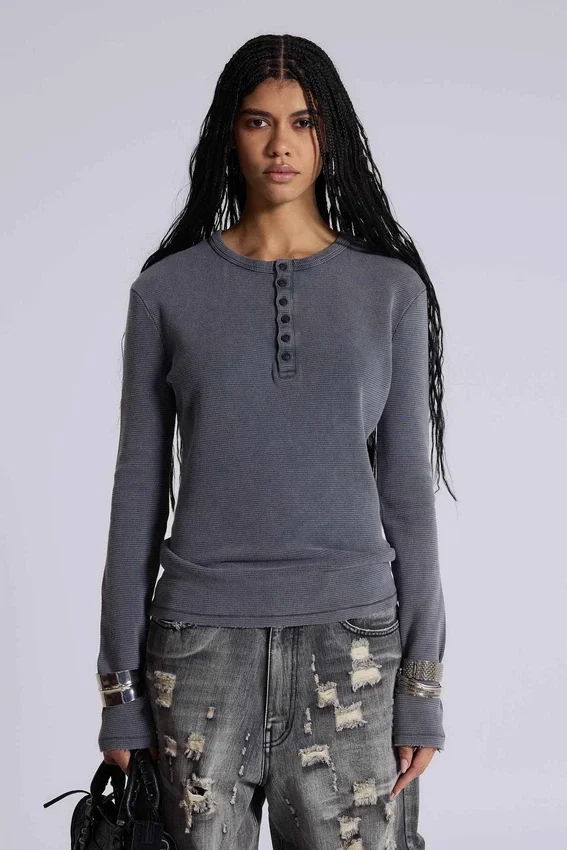 Camiseta Henley de tejido waffle en color gris carbón