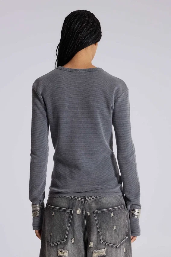 Camiseta Henley de tejido waffle en color gris carbón