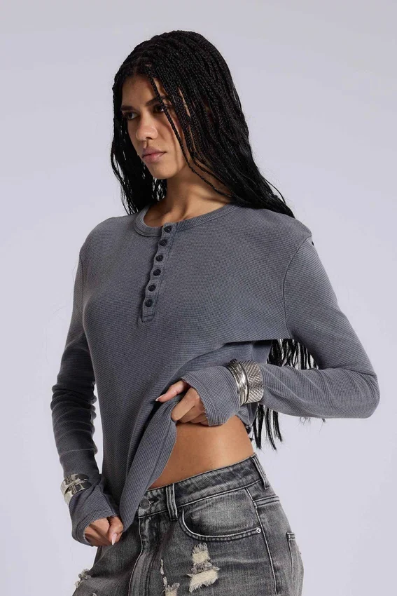 Camiseta Henley de tejido waffle en color gris carbón