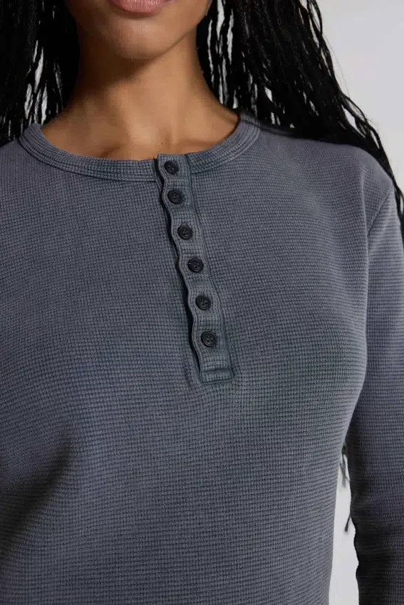 Camiseta Henley de tejido waffle en color gris carbón