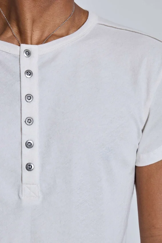 Camiseta Henley Haze en blanco roto