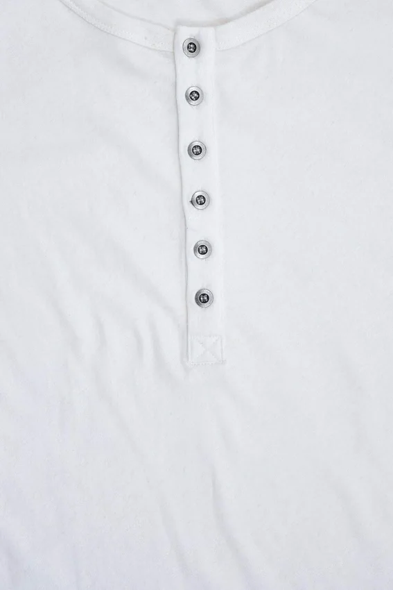 Camiseta Henley Haze en blanco roto