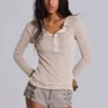 Camiseta Henley Haze en color avena
