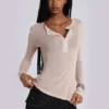 Camiseta Henley Haze en color avena