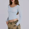 Camiseta Henley transparente en color «Sky»