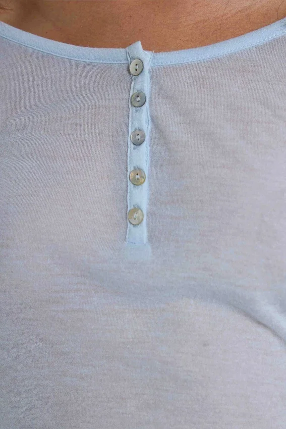 Camiseta Henley transparente en color «Sky»