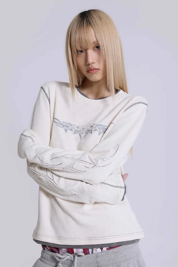 Camiseta Off White con aplique de tatuaje