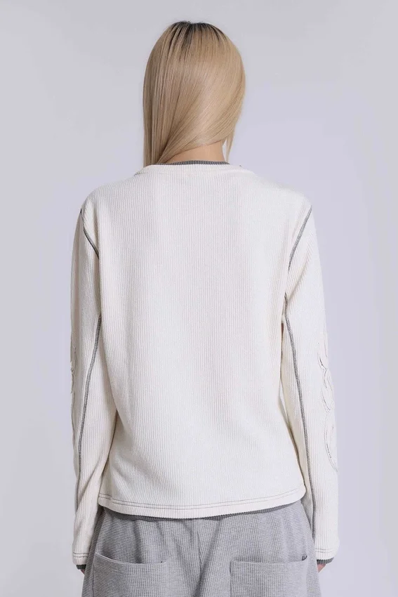Camiseta Off White con aplique de tatuaje
