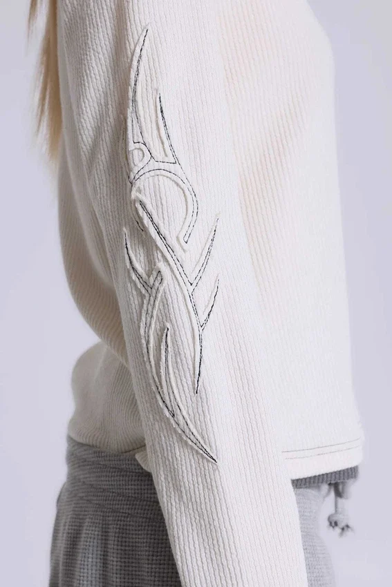 Camiseta Off White con aplique de tatuaje