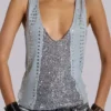 Camiseta sin mangas con escote pronunciado y tachuelas «Kate»