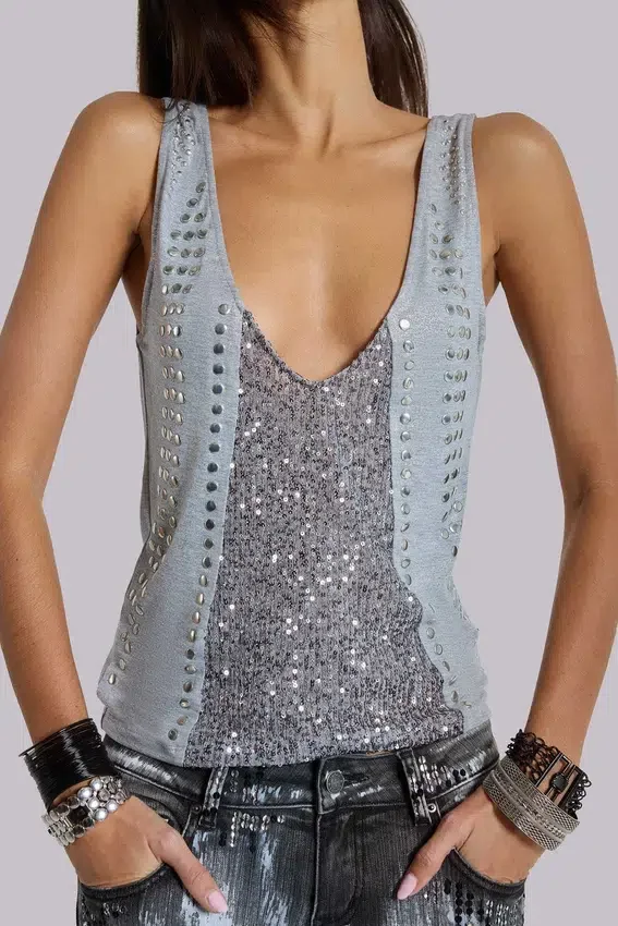 Camiseta sin mangas con escote pronunciado y tachuelas «Kate»