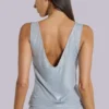 Camiseta sin mangas con escote pronunciado y tachuelas «Kate»