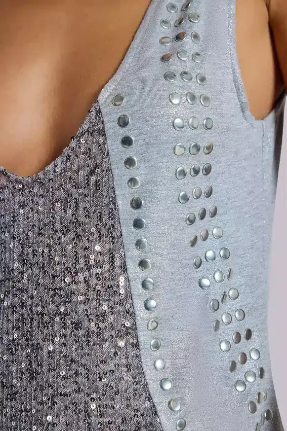 Camiseta sin mangas con escote pronunciado y tachuelas «Kate»