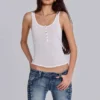 Camiseta sin mangas Henley transparente en blanco
