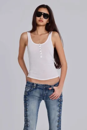 Camiseta sin mangas Henley transparente en blanco