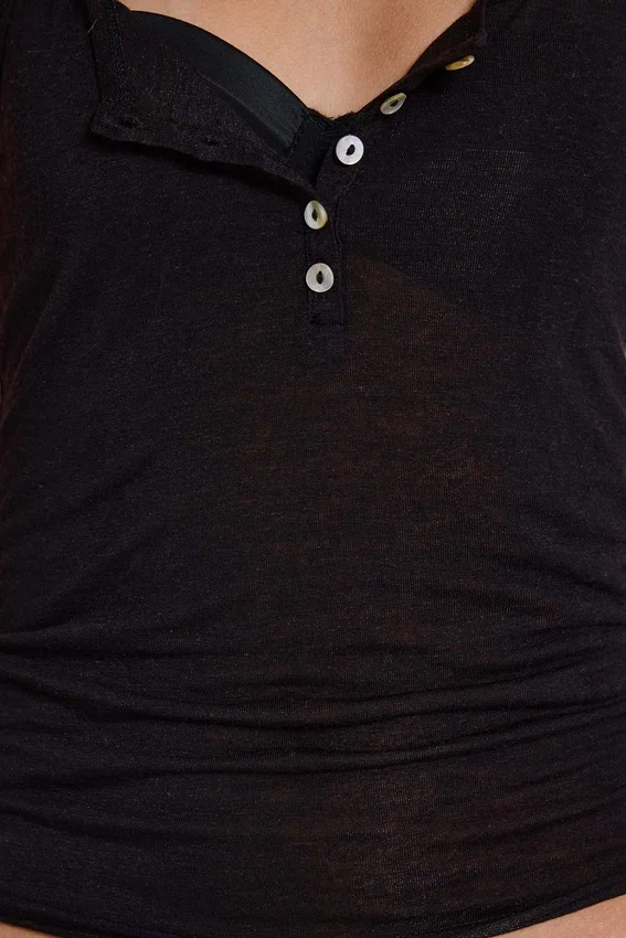 Camiseta sin mangas Henley transparente en negro