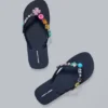 Chanclas con colgantes de joyería