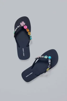 Chanclas con colgantes de joyería