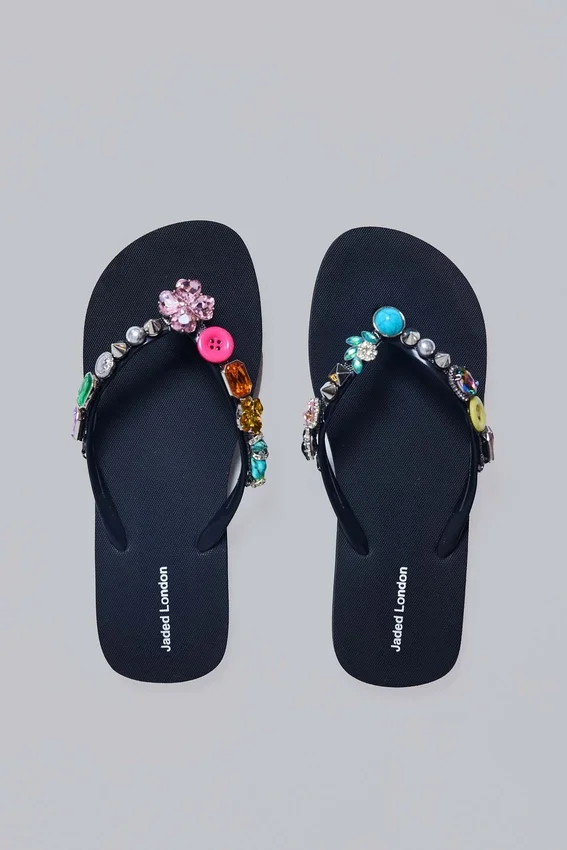 Chanclas con colgantes de joyería