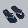 Chanclas con colgantes de joyería