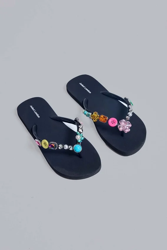 Chanclas con colgantes de joyería