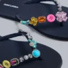 Chanclas con colgantes de joyería