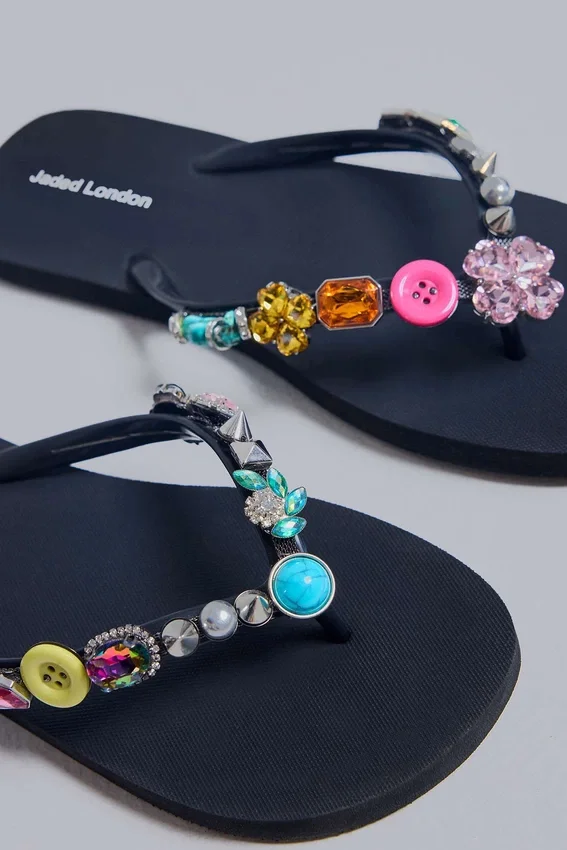 Chanclas con colgantes de joyería
